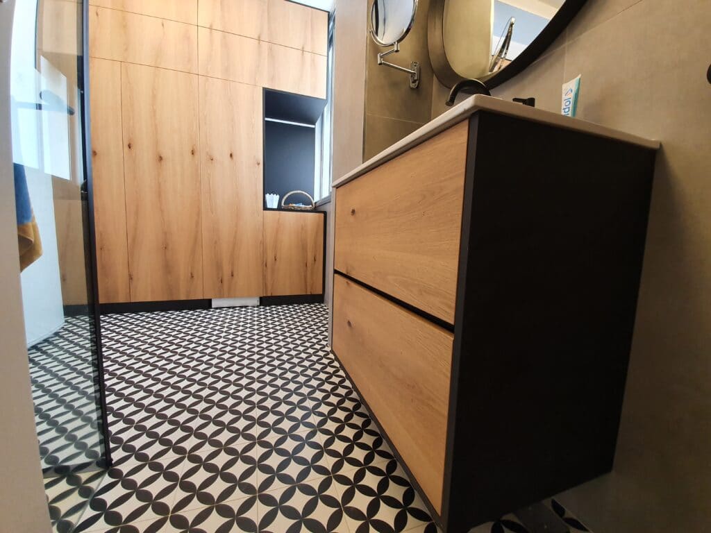 חדר אמבטיה ארון שירות עם ארון מקלחת בהתאמה אישית