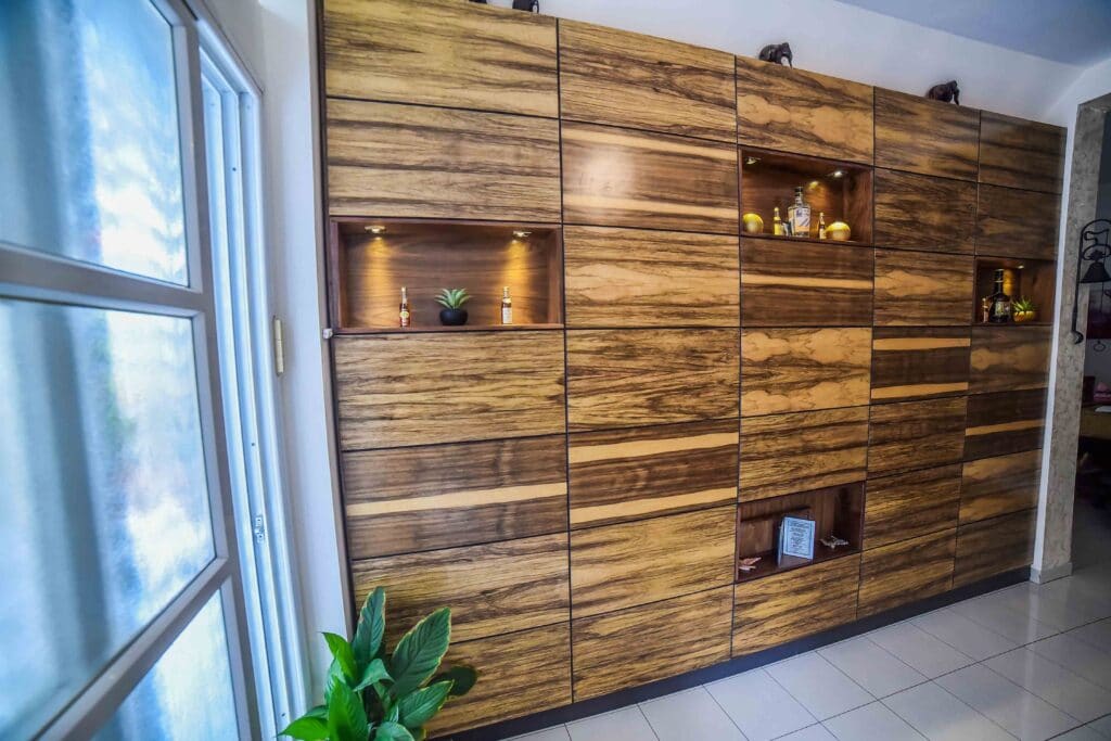 חיפוי קיר פורניר משולב עץ מלא, אגוז אמריקאי ואגוז אפריקאי כולל תאורה